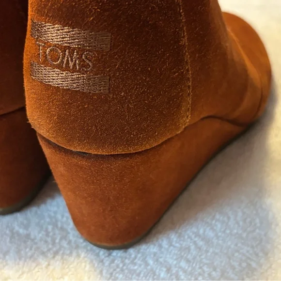 Brand New Wedges By TOMS - Size 6.5 - Wedge Height 2.5 Inches - box 15 - Picture 5 of 6